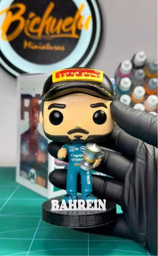 Fernando Alonso 2024 (BAHREIN) | Figura Coleccionable Inspirada en la F1 Moderna | Edición Exclusiva para Fans del Automovilismo