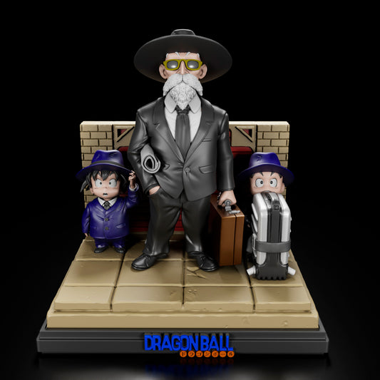 Figura coleccionable del Maestro Roshi junto a Goku y Krilin con trajes formales. Inspirada en la portada número 3 de Dragon Ball Ultimate. Incluye base ambientada con fondo de ladrillos y logo en relieve.
