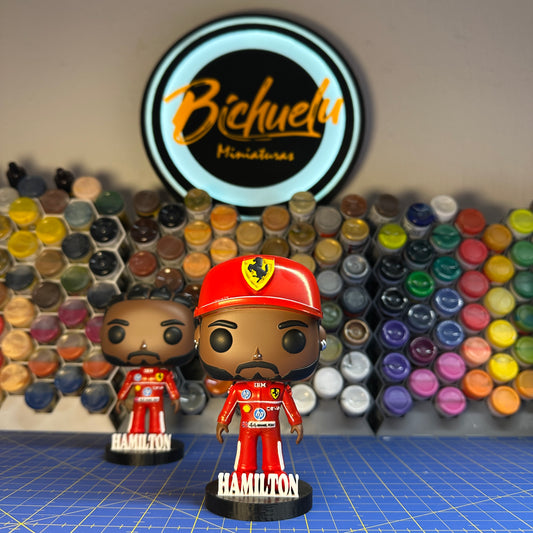 Lewis Hamilton Gorra | Figura Coleccionable Inspirada en un Múltiple Campeón del Automovilismo 2025 | Edición Exclusiva para Fans de la Velocidad