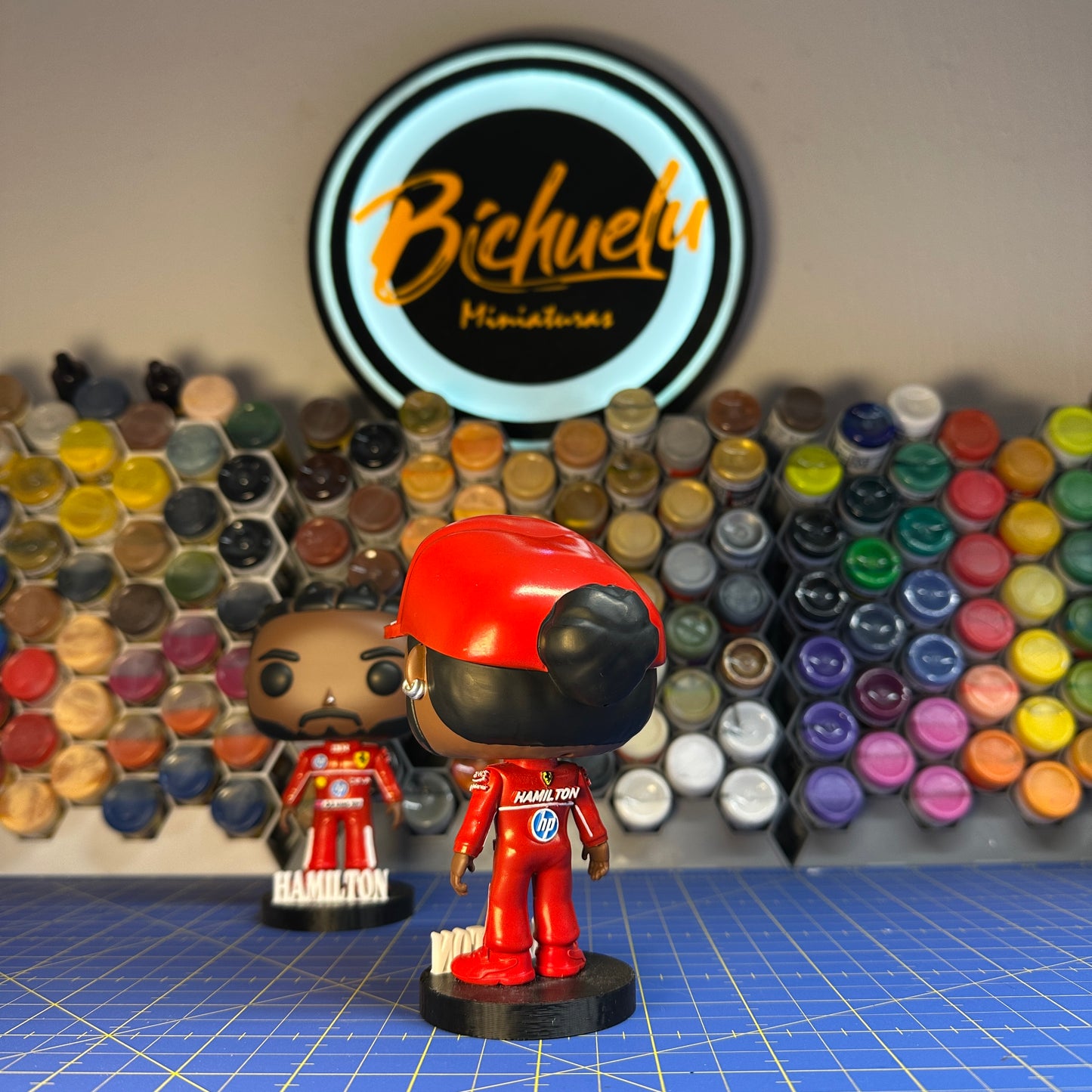 Lewis Hamilton Gorra | Figura Coleccionable Inspirada en un Múltiple Campeón del Automovilismo 2025 | Edición Exclusiva para Fans de la Velocidad