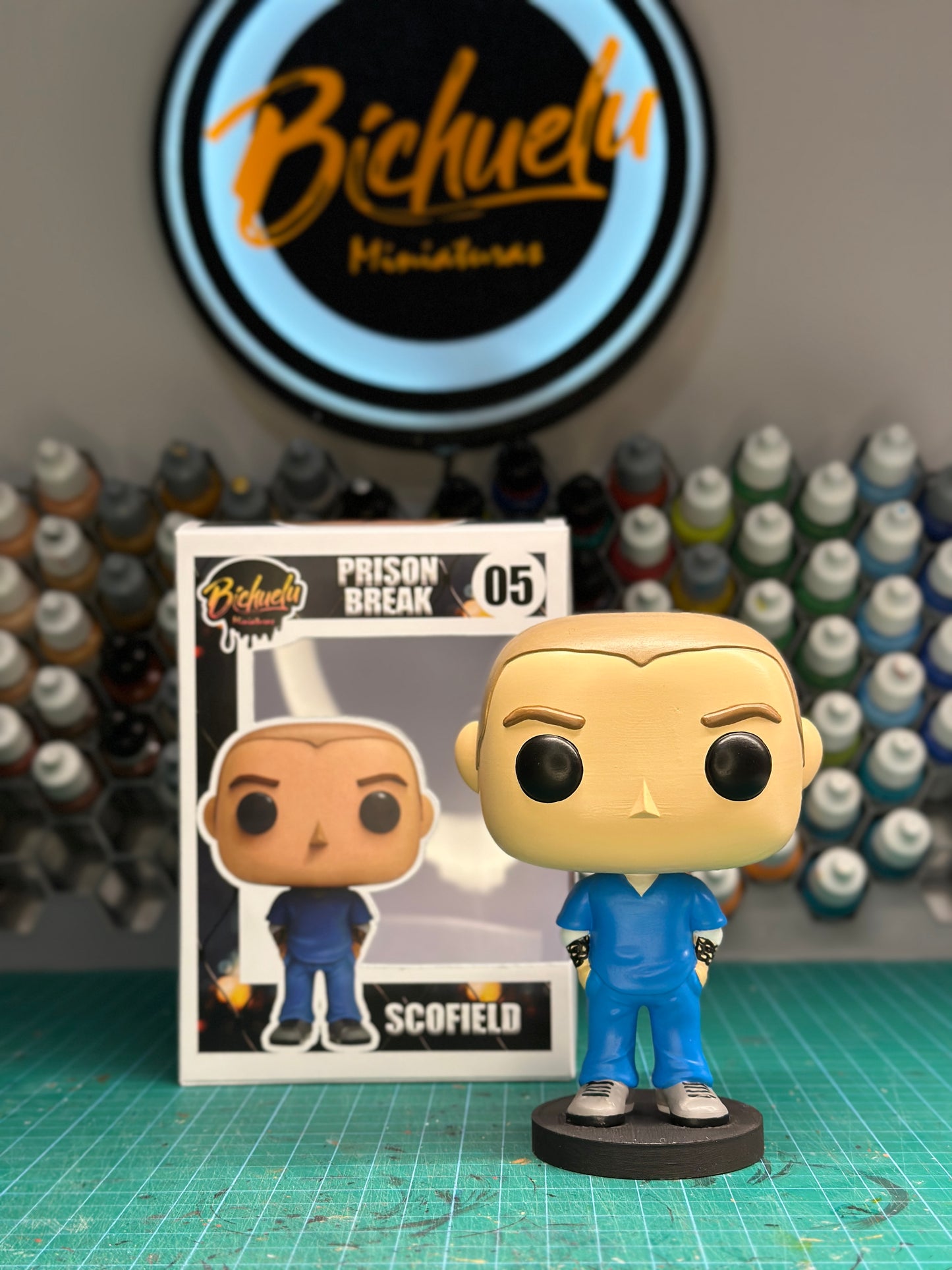 Figura coleccionable de Michael Scofield inspirada en Prison Break, pintada a mano, sobre base personalizada.