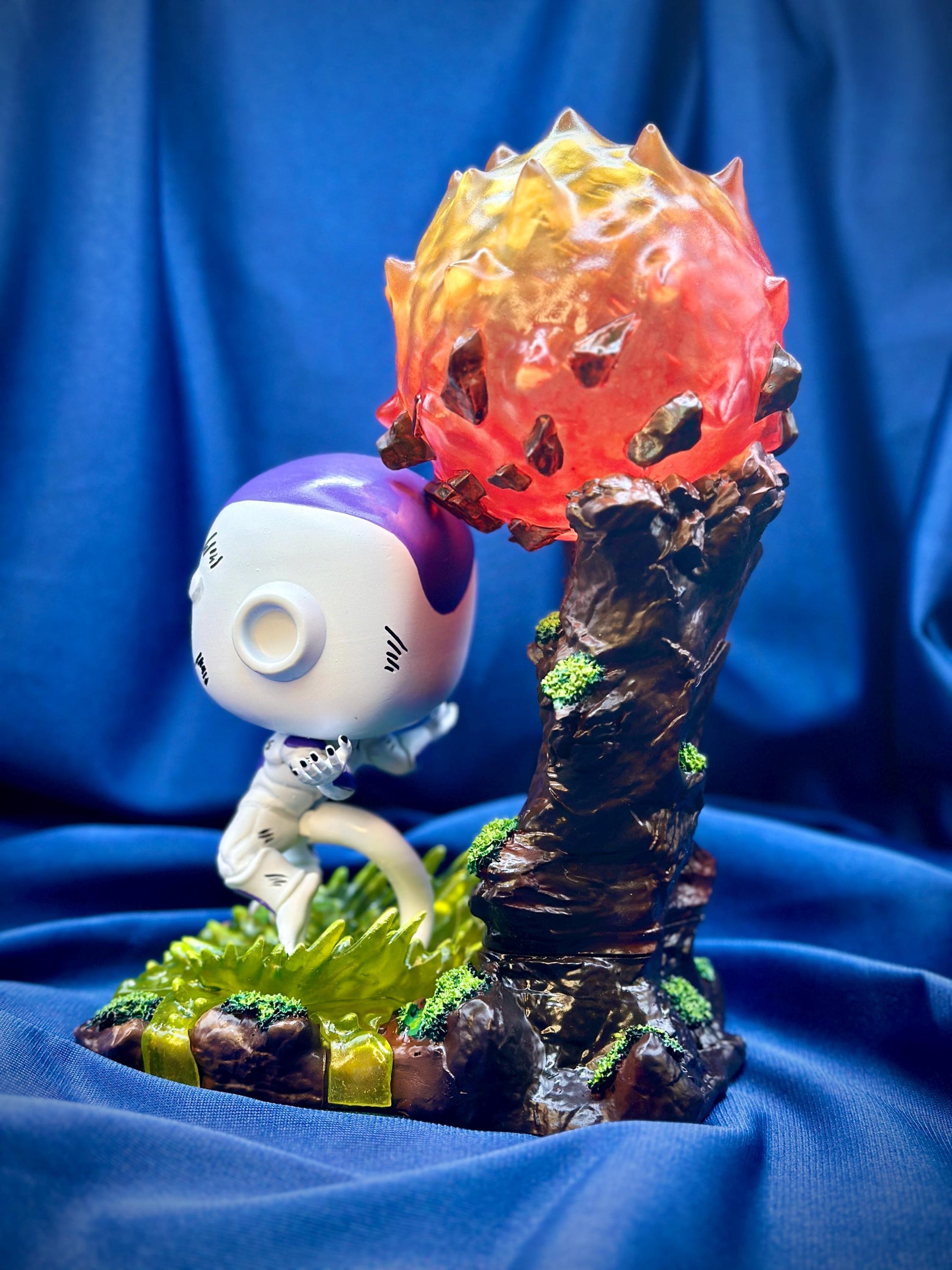 Figura completa de Freezer con base personalizada, ideal para coleccionistas del universo Dragon Ball.