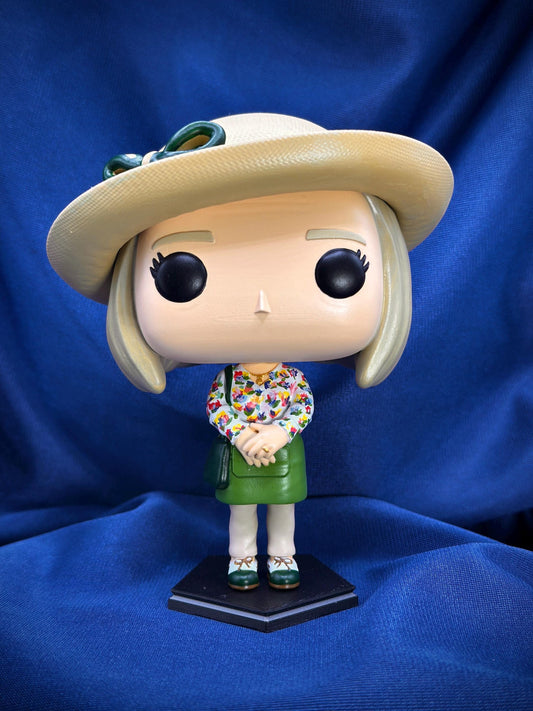 Mrs. Hart | Agatha all along | Figura Coleccionable Inspirada en una Dama del Misterio y la Magia