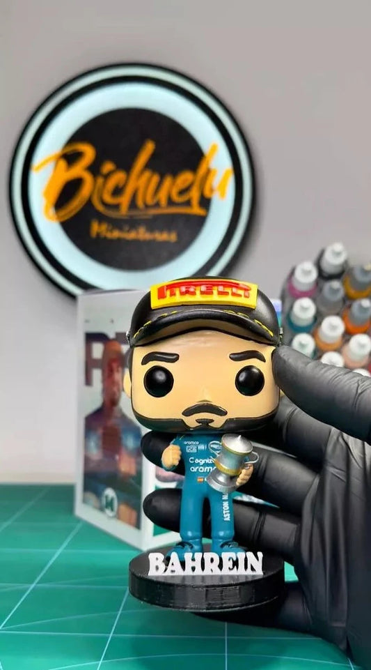 Fernando Alonso 2024 (BAHREIN) | Figura Coleccionable Inspirada en la F1 Moderna | Edición Exclusiva para Fans del Automovilismo