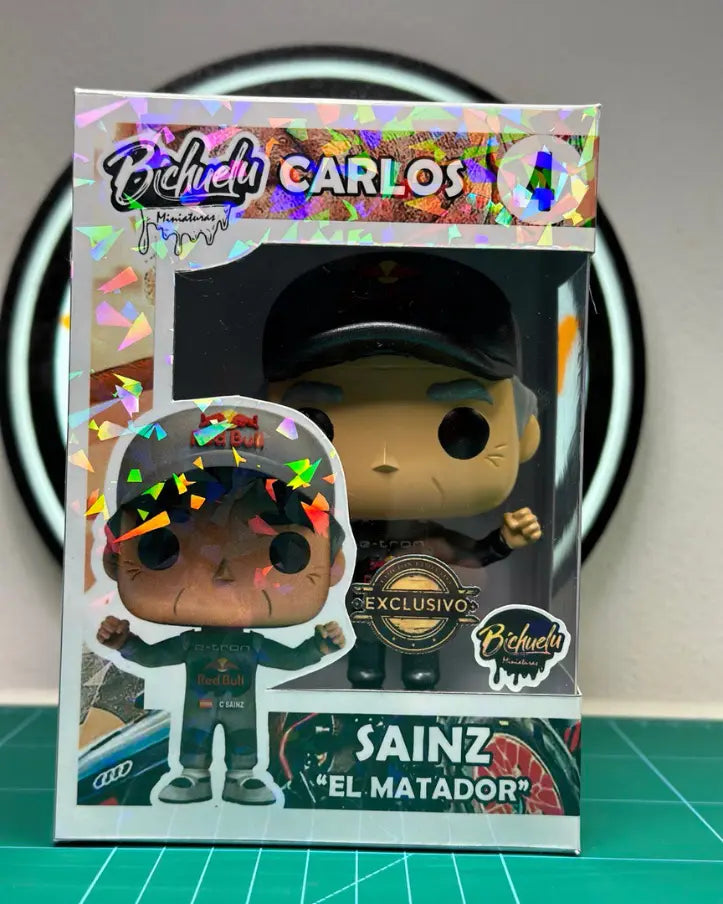 Figura coleccionable de Carlos Sainz Sr., campeón del Rally Dakar 2024, pintada a mano, con base personalizada.
