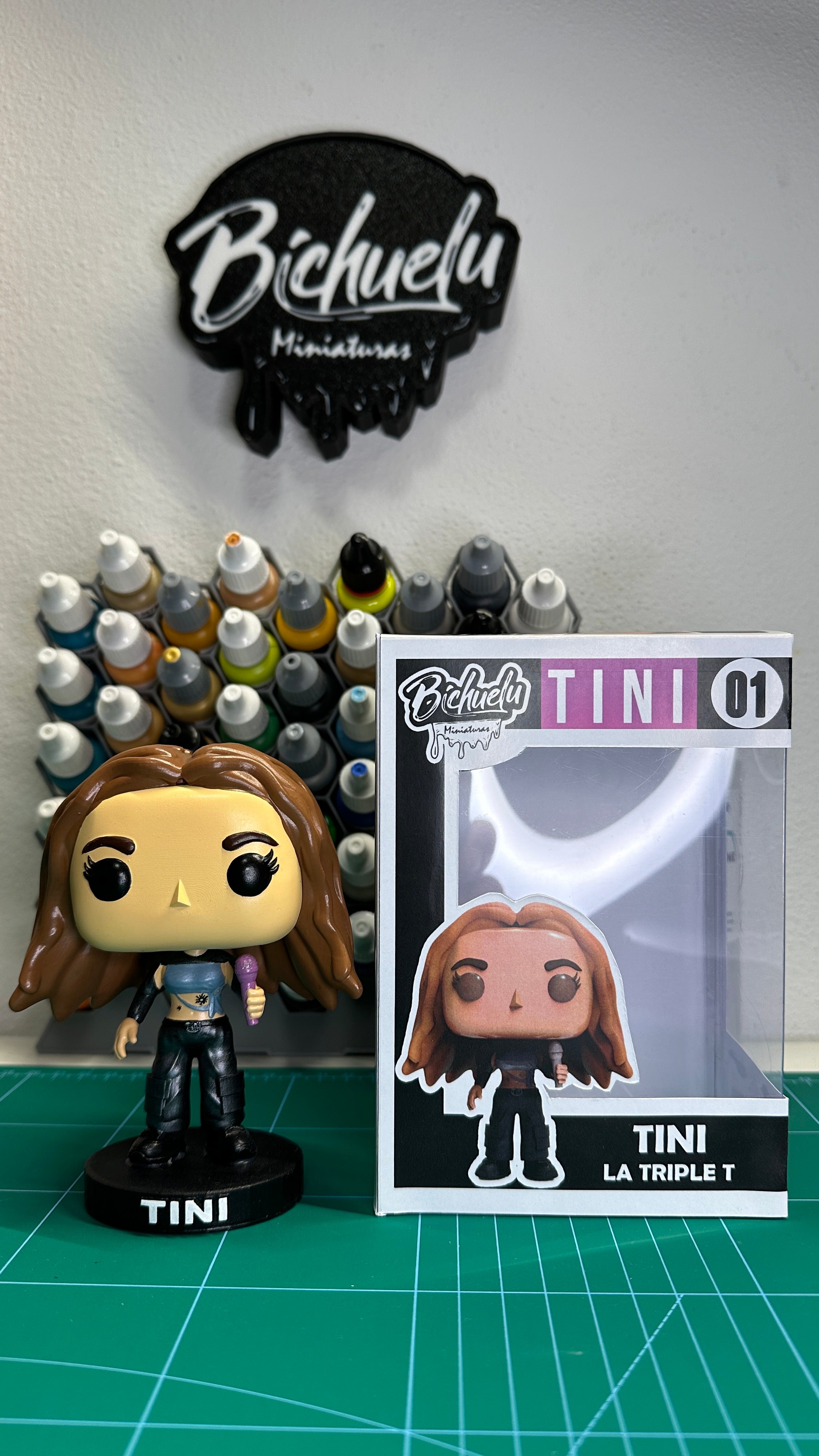 TINI Viña del Mar 2023 – Look total black | Figura coleccionable