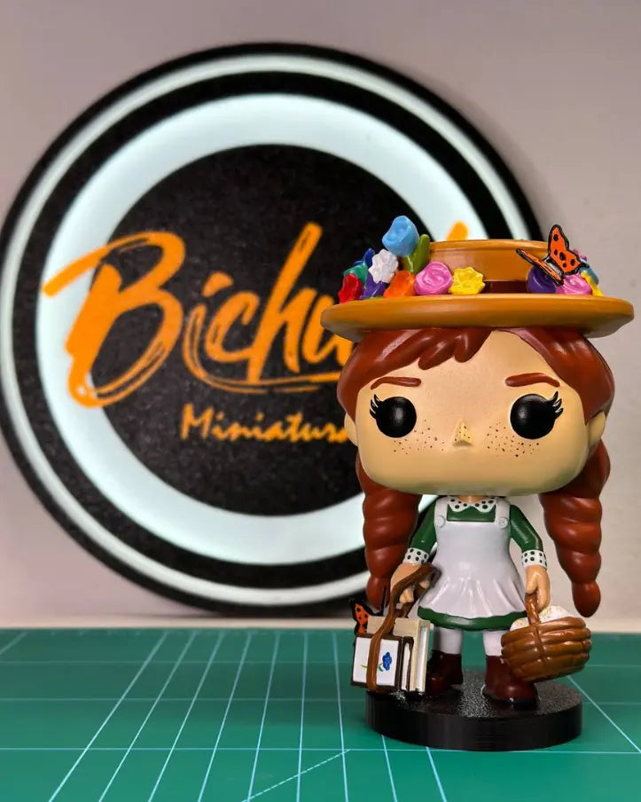 Figura coleccionable de Anne, pintada a mano, con base personalizada, inspirada en personaje artístico y misterioso.
