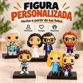 Figuras personalizadas de personas creadas a partir de fotografías mediante impresión 3D y pintadas a mano.