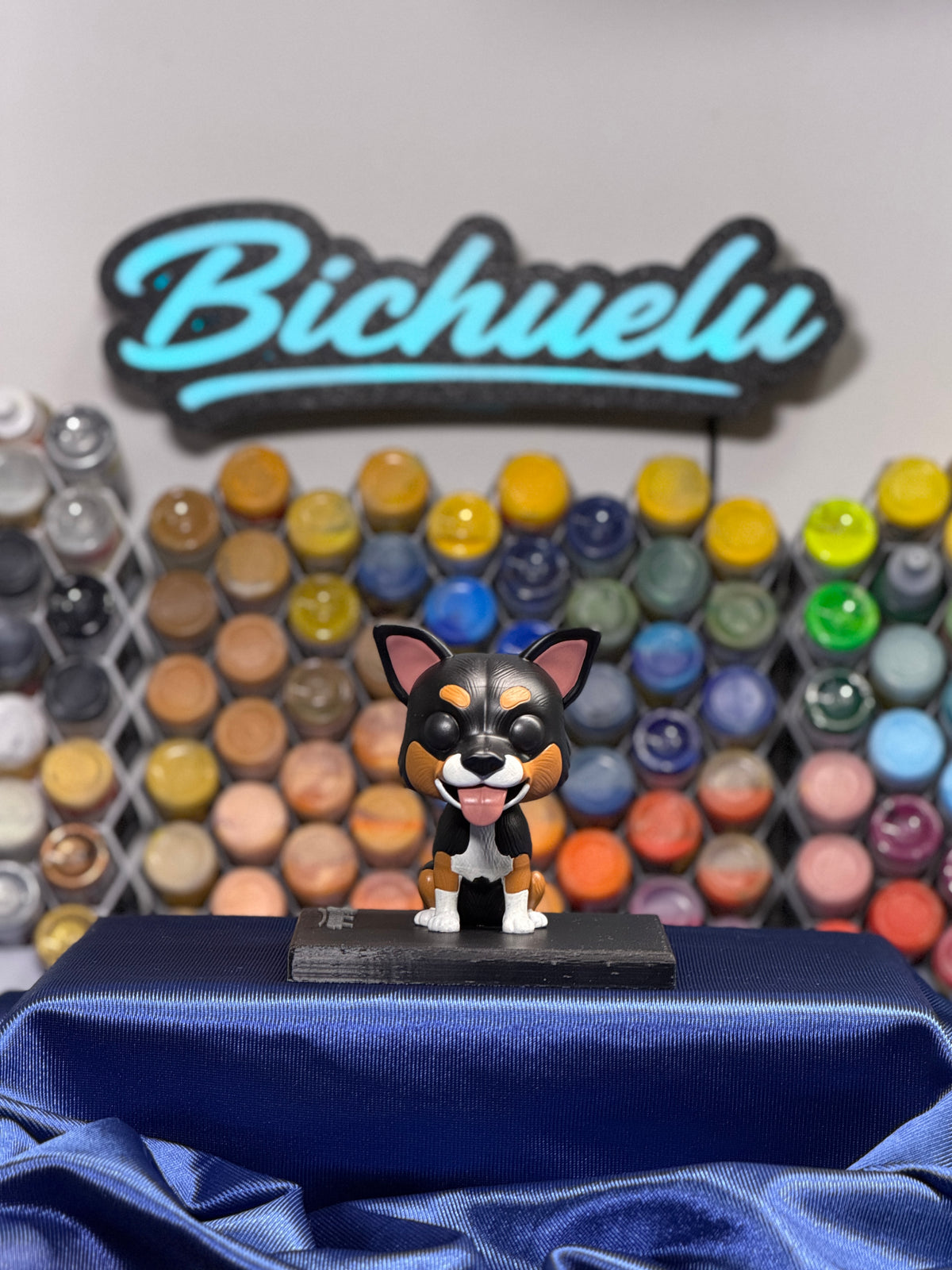 Figura de mascota personalizada a partir de fotografías y pintada a mano en Bichuelu Miniaturas.