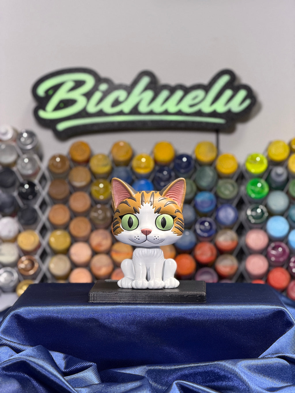 Ejemplo de figura personalizada de mascota realizada por encargo con impresión 3D y acabado artesanal.