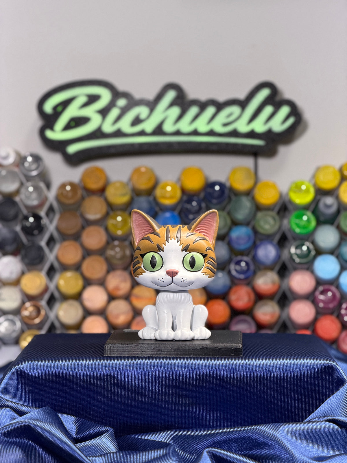 Ejemplo de figura personalizada de mascota realizada por encargo con impresión 3D y acabado artesanal.