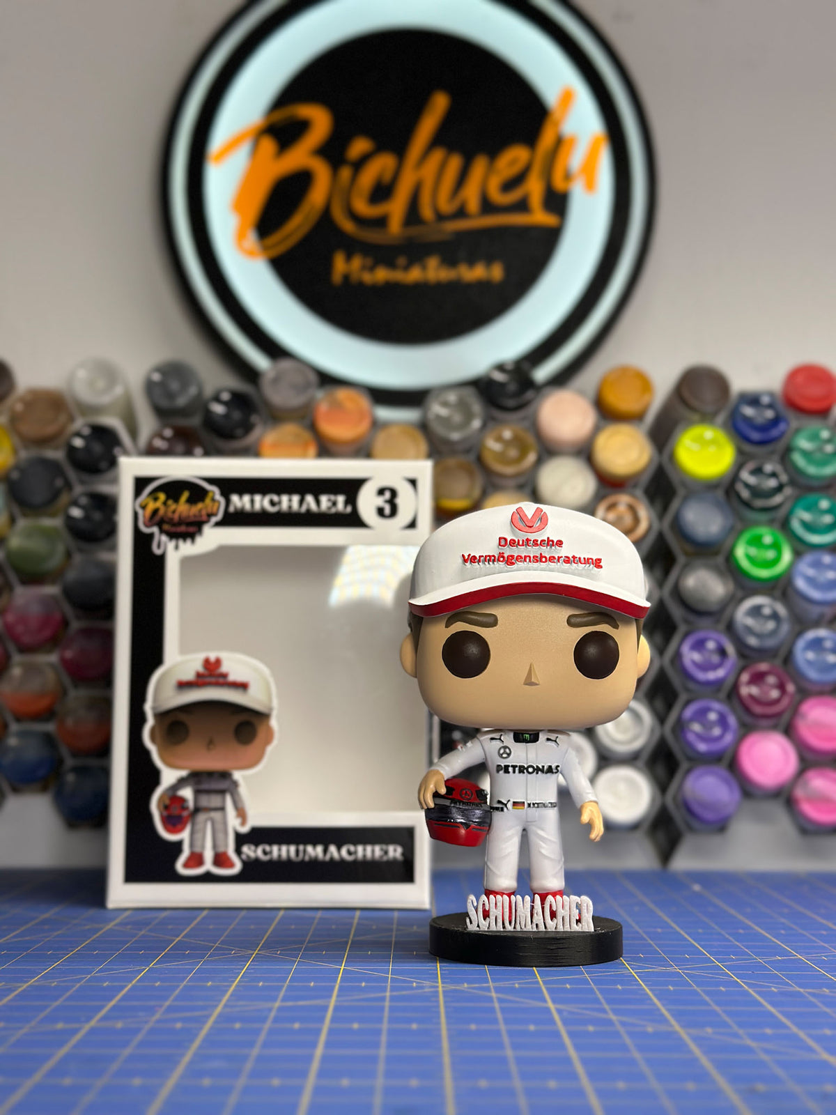 Vista alternativa de una figura personalizada de personaje