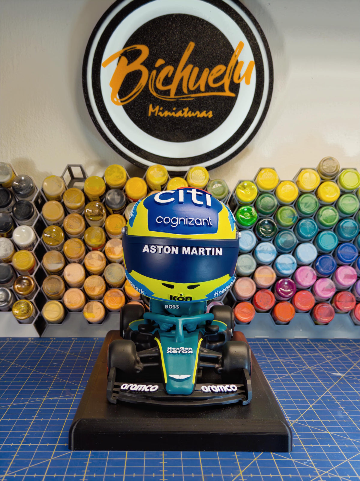 Detalle de la figura coleccionable de Fernando Alonso y el AMR25