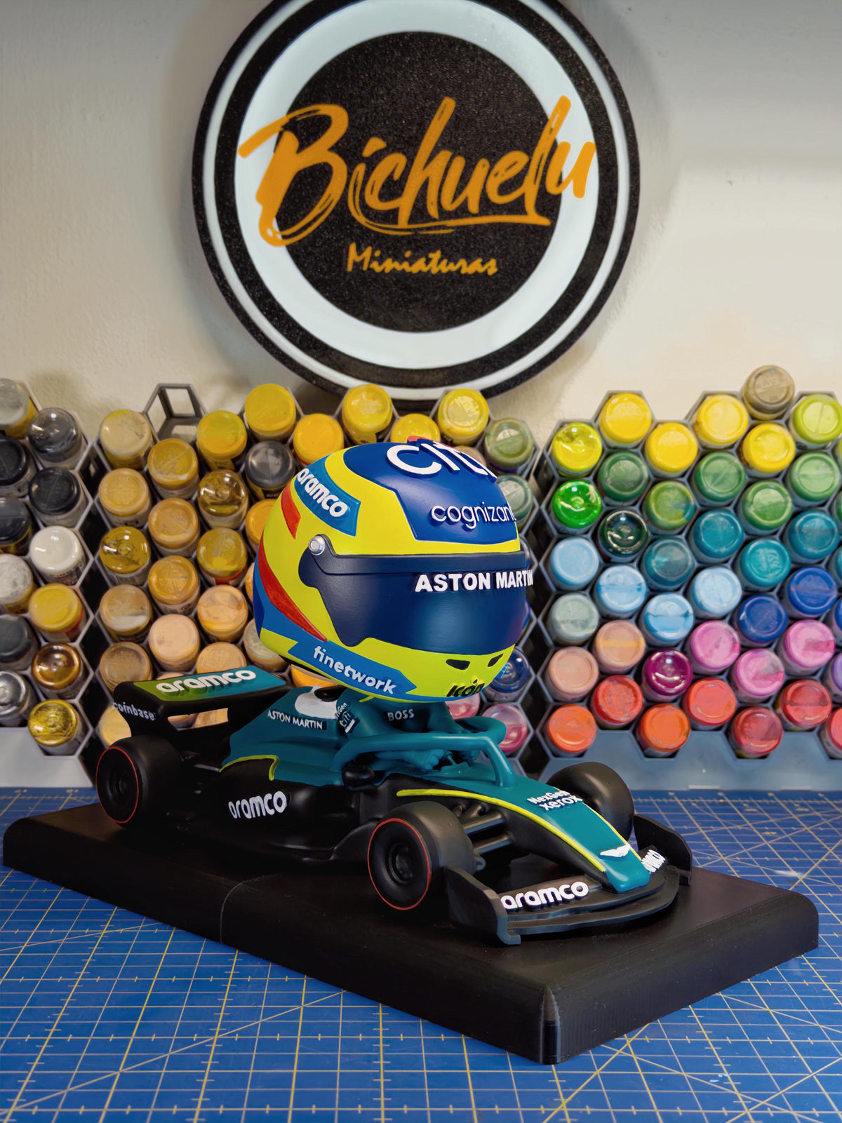 Figura coleccionable de Fernando Alonso con Aston Martin AMR25, edición 2025