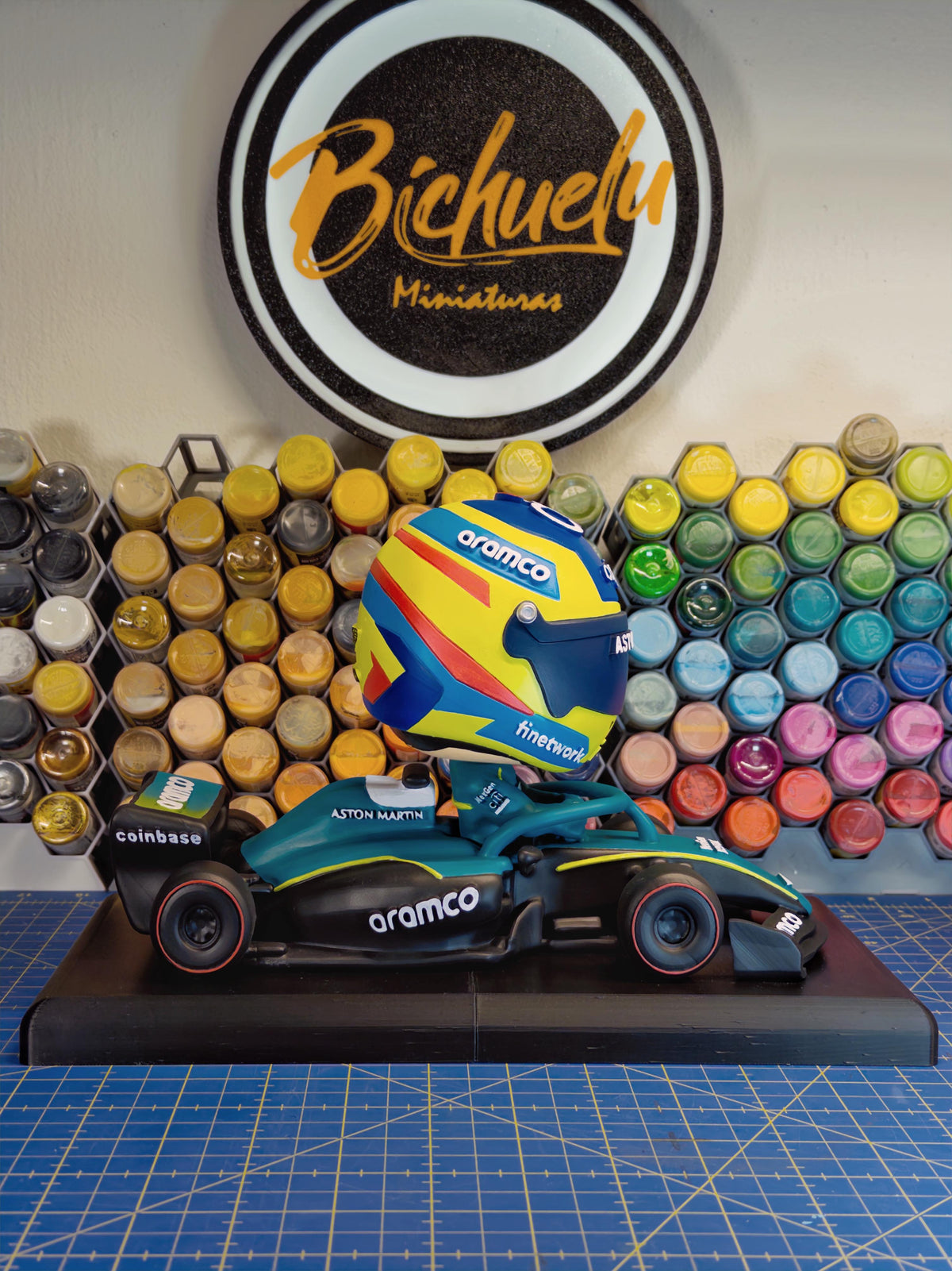 Vista alternativa de Fernando Alonso y el Aston Martin AMR25