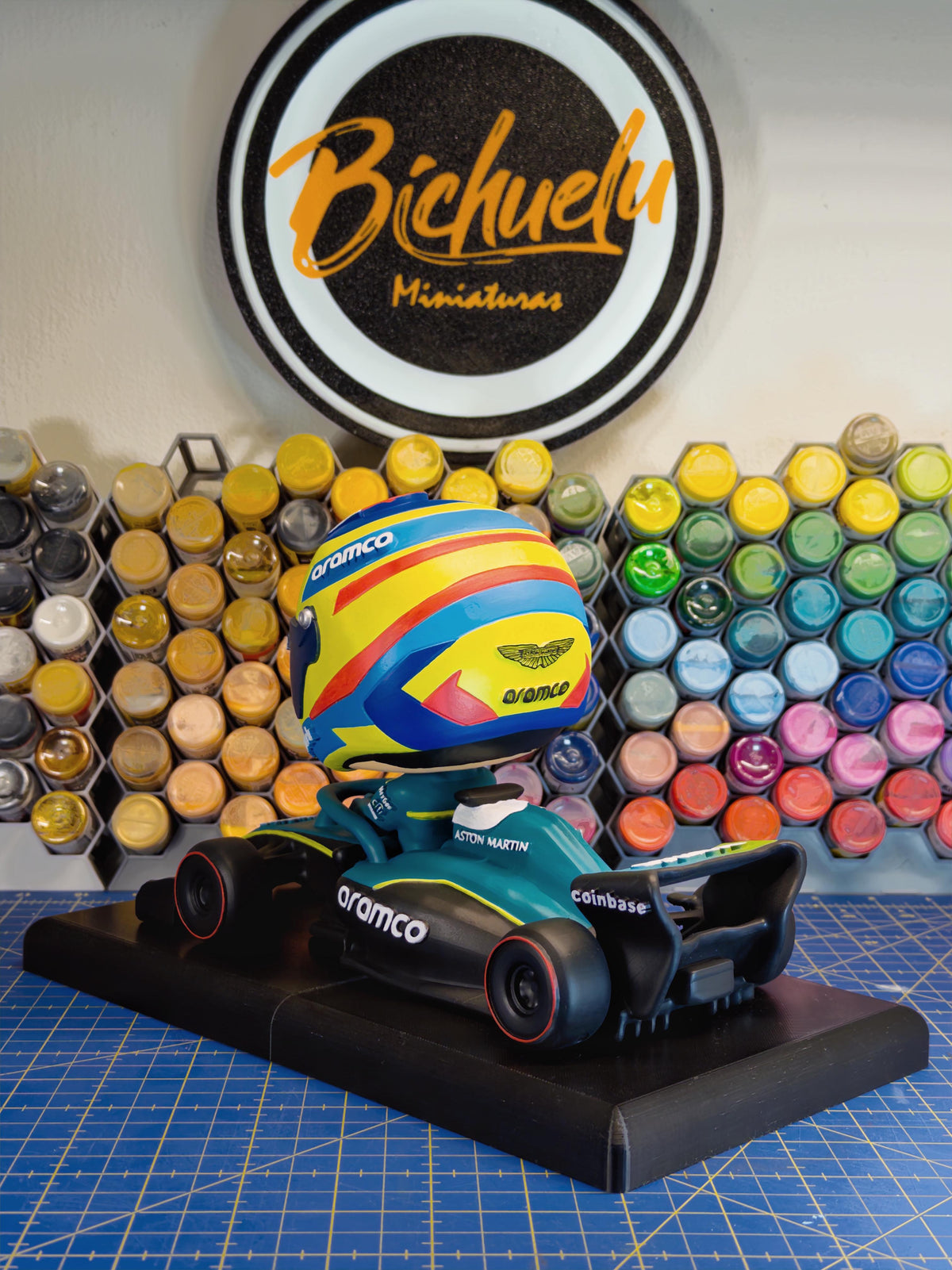 Detalle alternativo de la edición 2025 de Fernando Alonso y AMR25