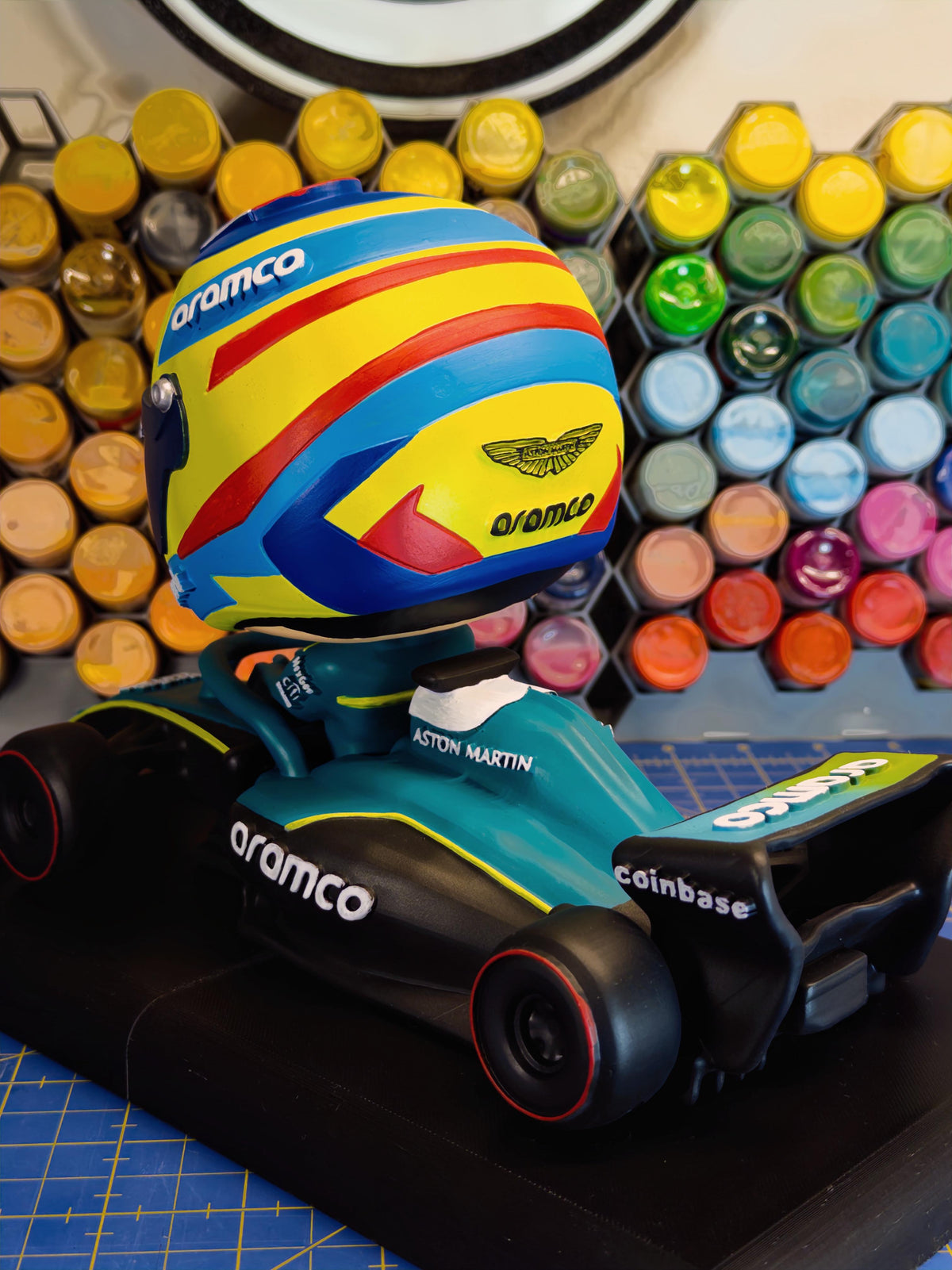 Vista adicional de la edición 2025 de Fernando Alonso y AMR25