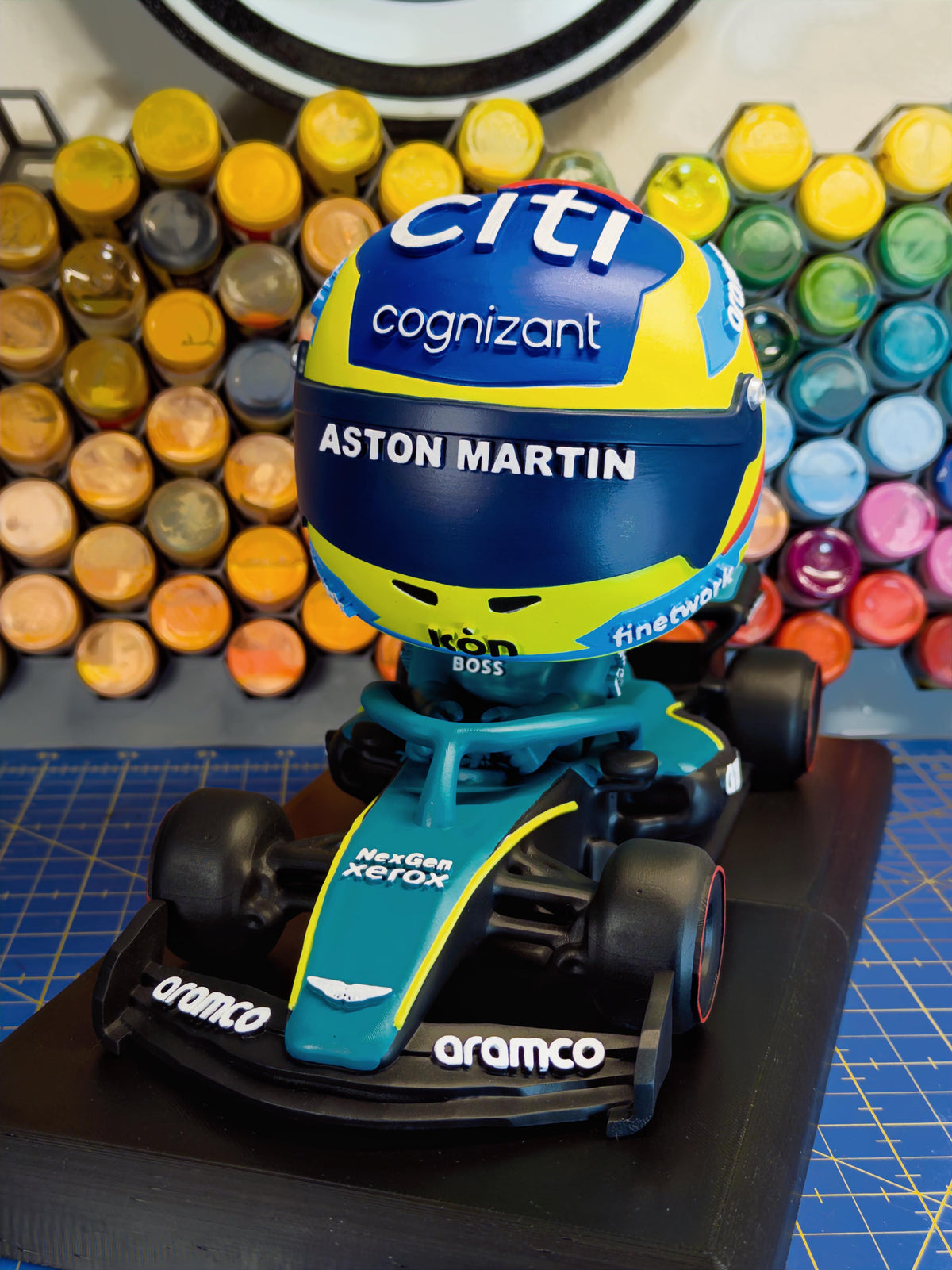 Detalle adicional de Fernando Alonso y el Aston Martin AMR25