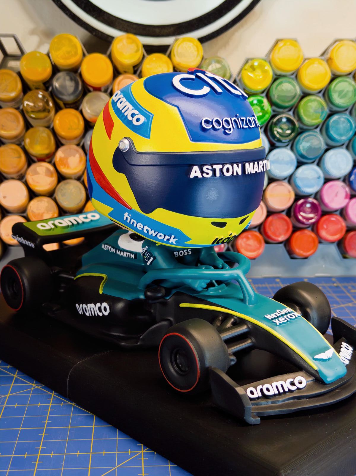Otra perspectiva de Fernando Alonso y el Aston Martin AMR25