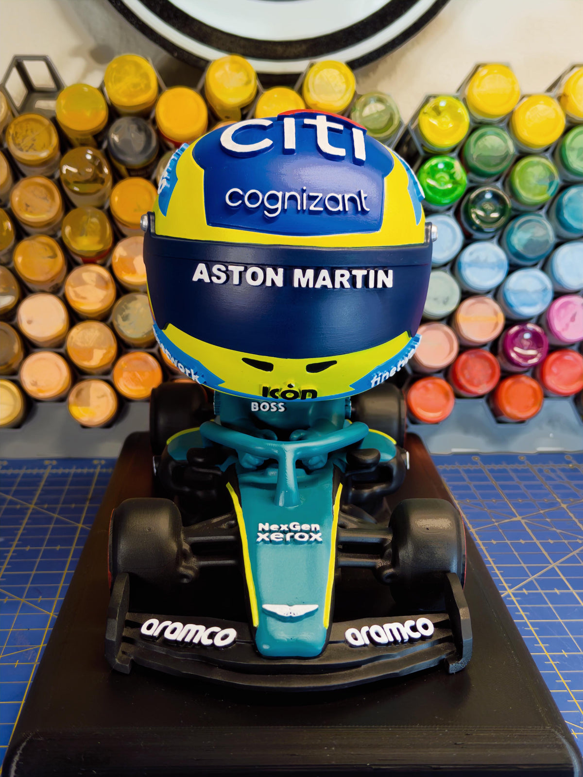 Vista adicional de Fernando Alonso y el Aston Martin AMR25