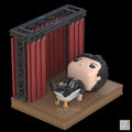 Figura coleccionable de Hiromi Higuruma en bañera sobre un escenario de teatro, vista tres cuartos