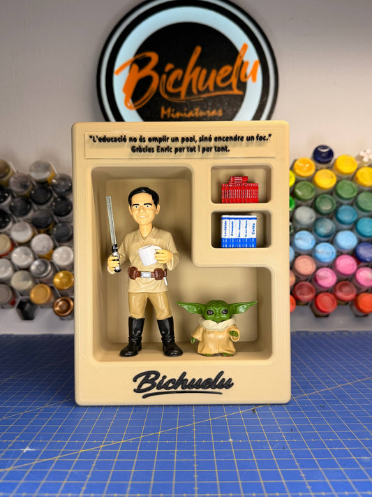 Enric | Figura personalizada con expositor