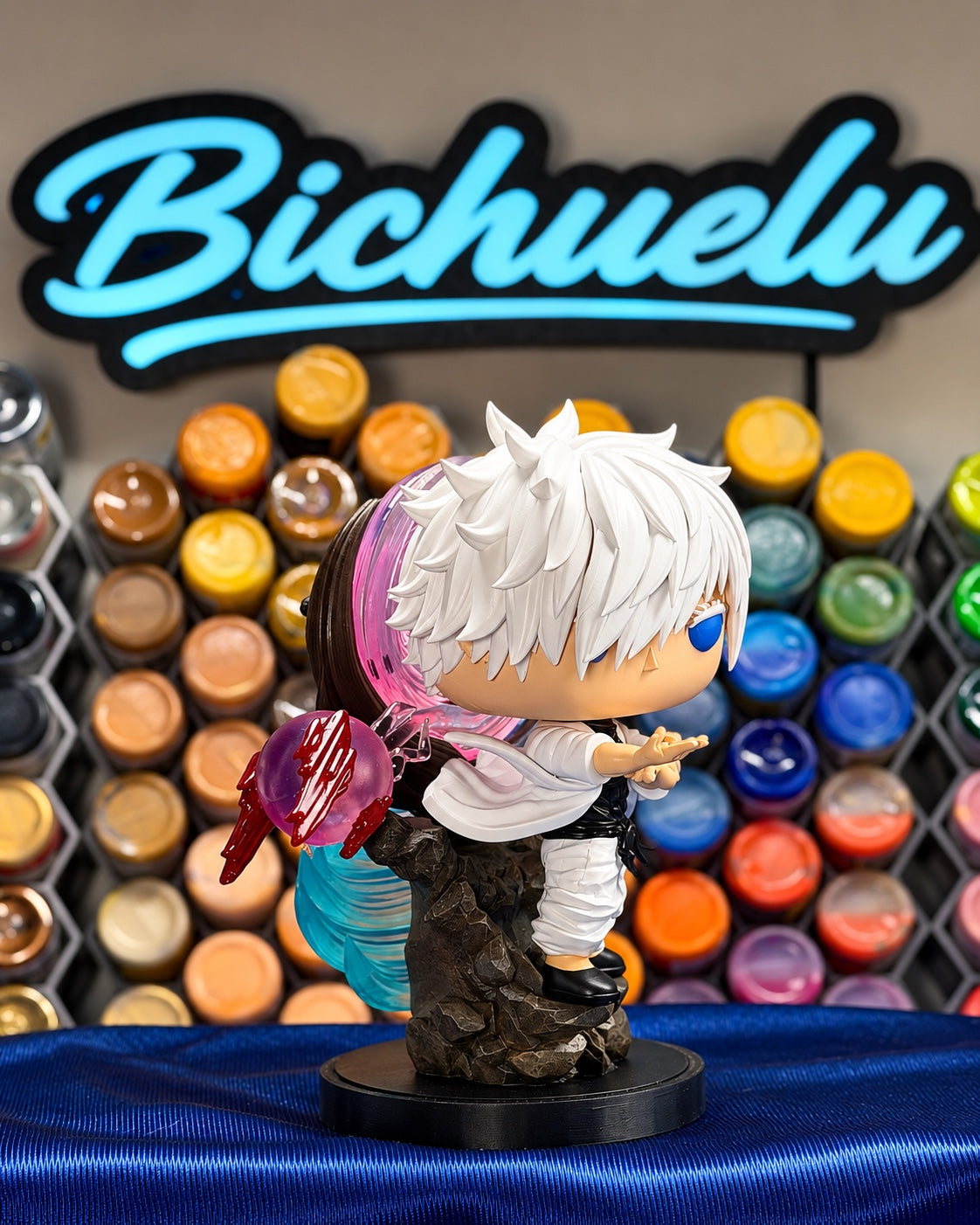 Figura coleccionable de Satoru Gojo, vista lateral, pintada a mano por Bichuelu Miniaturas