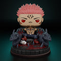 Figura coleccionable inspirada en Sukuna de Jujutsu Kaisen, vista frontal en trono oscuro